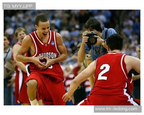 库里兄弟携手父亲共赏杜克大学比赛喜悦满满精神焕发